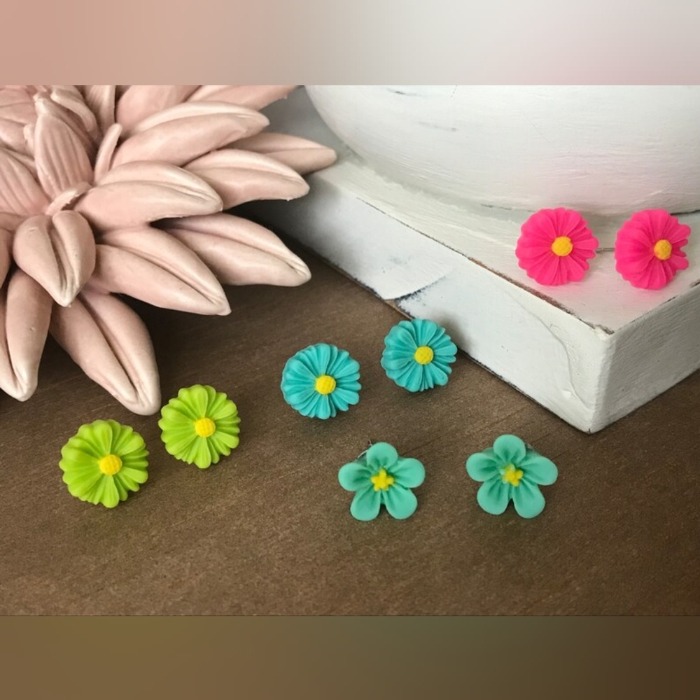 4 pairs of earrings 🌺 - Picture 2 of 3